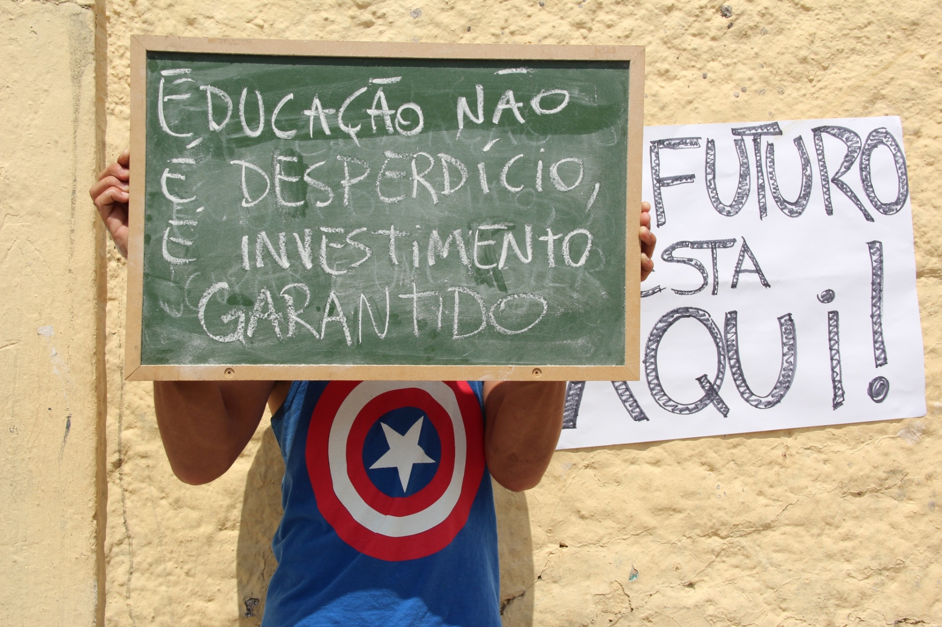 17.nov.2015 - P.C., 17 anos, está no primeiro ano do ensino médio da Escola Estadual Dona Ana Rosa de Araújo, localizada na Vila Sônia, zona oeste de São Paulo. Ele também deixa um recado contra a reorganização da rede pública de ensino proposta pelo governador Geraldo Alckmin (PSDB-SP). Com a reestruturação, os estudantes do ensino médio serão transferidos para outra escola e a Dona Ana Rosa passará a ter somente o ensino fundamental 2 (6º ao 9º ano) - Bruna Souza Cruz/UOL