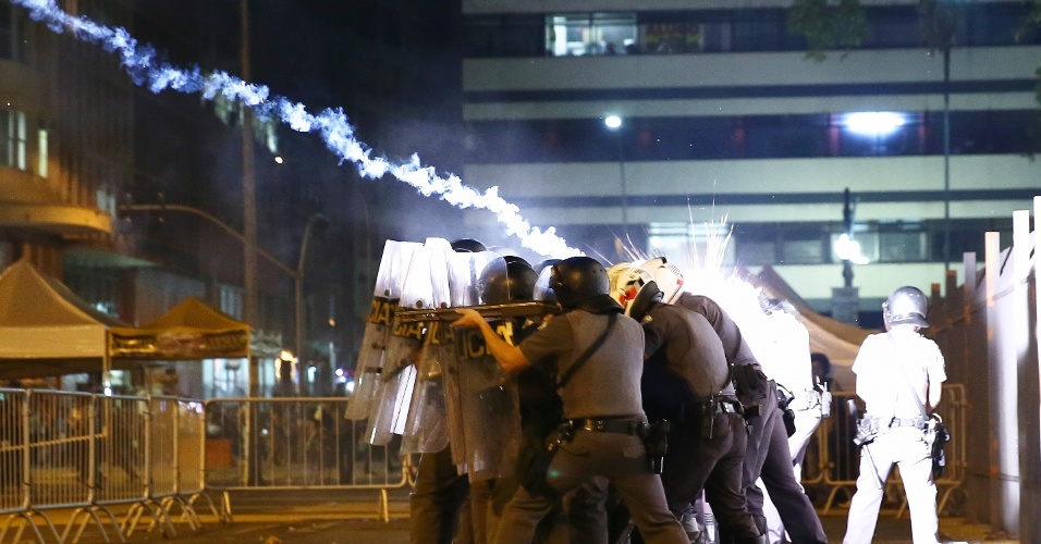 9.dez.2015 - Policiais militares lançaram bombas de efeito moral e de gás lacrimogêneo para conter protesto de estudantes na região central de São Paulo. Pelo menos 13 pessoas foram feridas e dez foram detidas