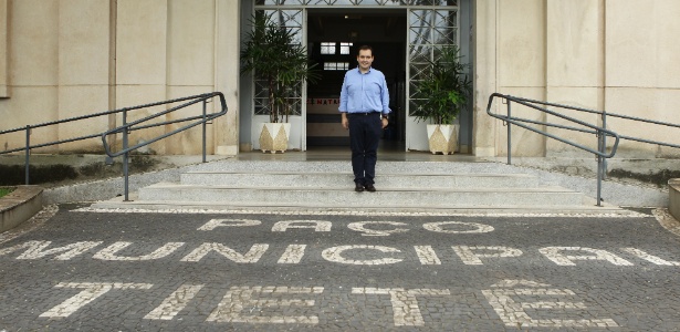 O prefeito de Tietê (SP), Manoel David, em frente ao paço municipal da cidade, onde nasceu o vice-presidente Michel Temer - Mouco Fya/Estadão Conteúdo