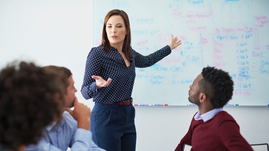 Pessoas que usam muitos jargões corporativos não consegue se conectar com os outros, diz especialista Pessoas que usam muitos jargões corporativos não consegue se conectar com os outros, diz especialista