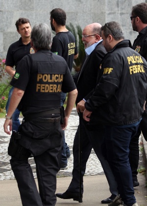 José Adelmário Pinheiro, o Léo Pinheiro, ex-presidente da OAS, é conduzido por agentes da Polícia Federal - Werther Santana/ Estadão Conteúdo