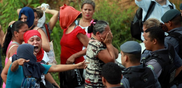 Parentes de presos, do lado de fora do Compaj (Complexo Penitenciário Anísio Jobim), em Manaus, reagem contra ação policial anti-motim depois que 56 pessoas foram mortas dentro da penitenciária - Michael Dantas/Reuters