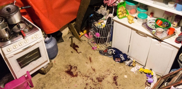 Imagem mostra martelo e marcas de sangue após a morte de Leandro de Souza Santos, na Favela do Moinho