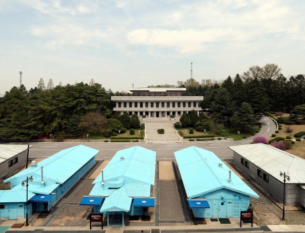 26.abr.2018 - Vilarejo de Panmunjom, sede das operações conjuntas na zona desmilitarizada entre a Coreia do Norte e a Coreia do Sul - AFP PHOTO / Korea Summit Press Pool 