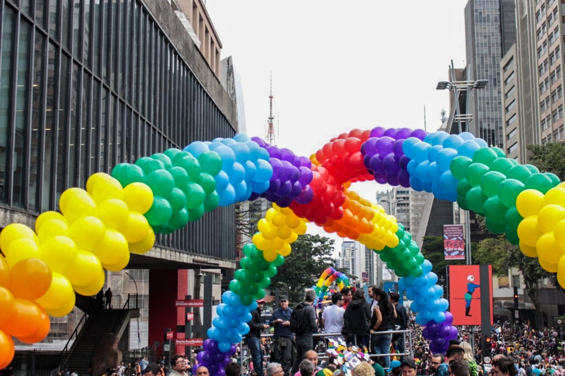 3.jun.2018 - O evento é uma iniciativa da ONG APOGLBT-SP (Associação da Parada do Orgulho de Gays, Lésbicas, Bissexuais e Transgêneros de São Paulo) e traz como tema deste ano "Eleições: Poder pra LGBTI+, Nosso Voto, Nossa Voz". A 22ª Parada do Orgulho LGBT acontece neste domingo (3) em São Paulo - Ananda Migliano/O Fotográfico/Estadão Conteúdo