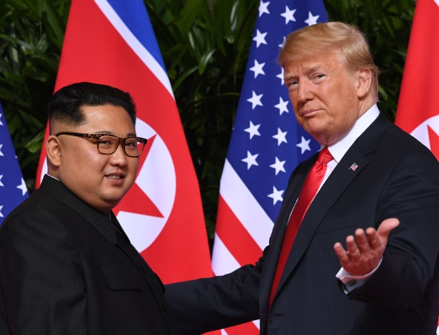 Donald Trump e Kim Jong-un durante encontro realizado em Singapura, em junho - Saul Loeb/AFP