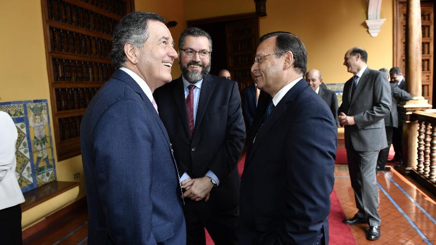 4.jan.2019 - Ministro das Relações Exteriores do Brasil, Ernesto Araújo (centro), durante reunião de chanceleres do Grupo de Lima, no Peru - Divulgação/Ministério de Relações Exteriores do Peru