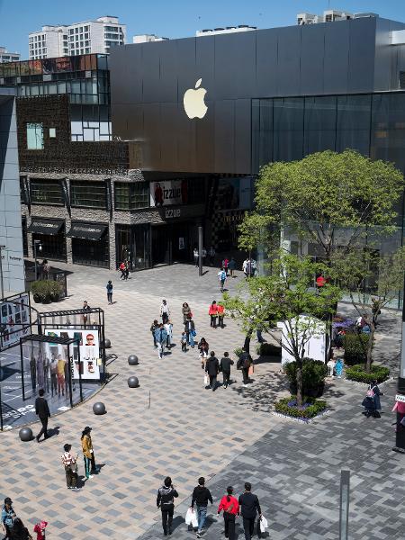 Logotipo da Apple Store na fachada de um shopping em Pequim, na China - Giulia Marchi/The New York Times