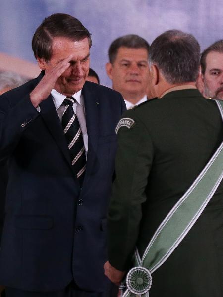 11.jan.2019 - Bolsonaro em cerimônia de passagem de cargo no Exército com o general Edson Leal Pujol (de costas) - Pedro Ladeira/Folhapress