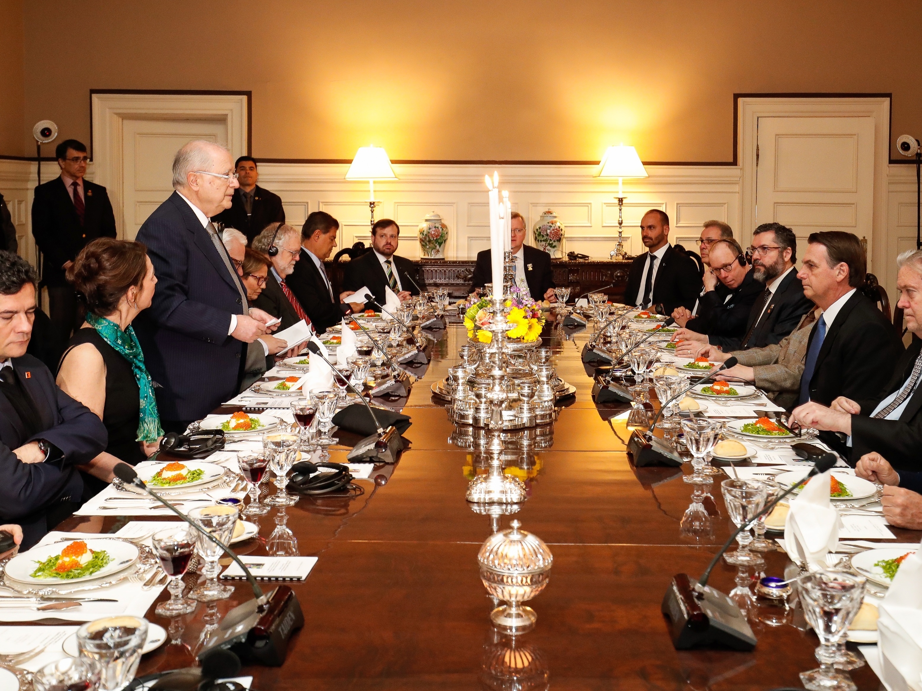 Preso nos EUA, Bannon é mais importante para o bolsonarismo do que Olavo