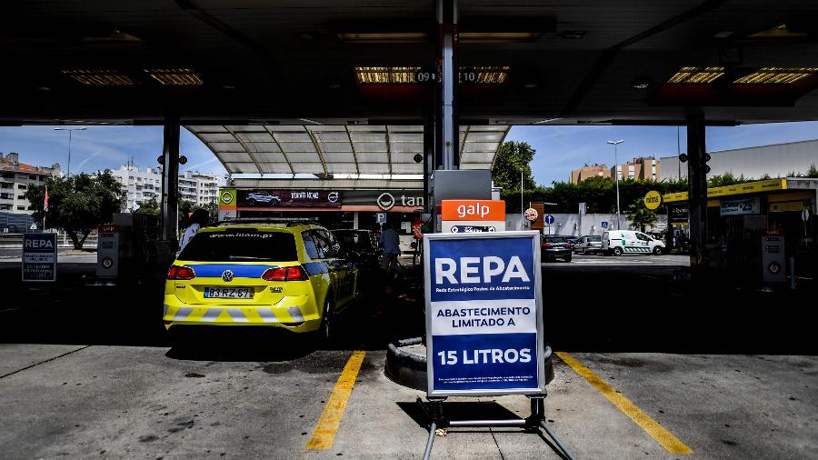 Placa sobre o limite para abastecimento de veículos em Portugal durante a greve de caminhoneiros - Patricia de Melo Moreira/AFP