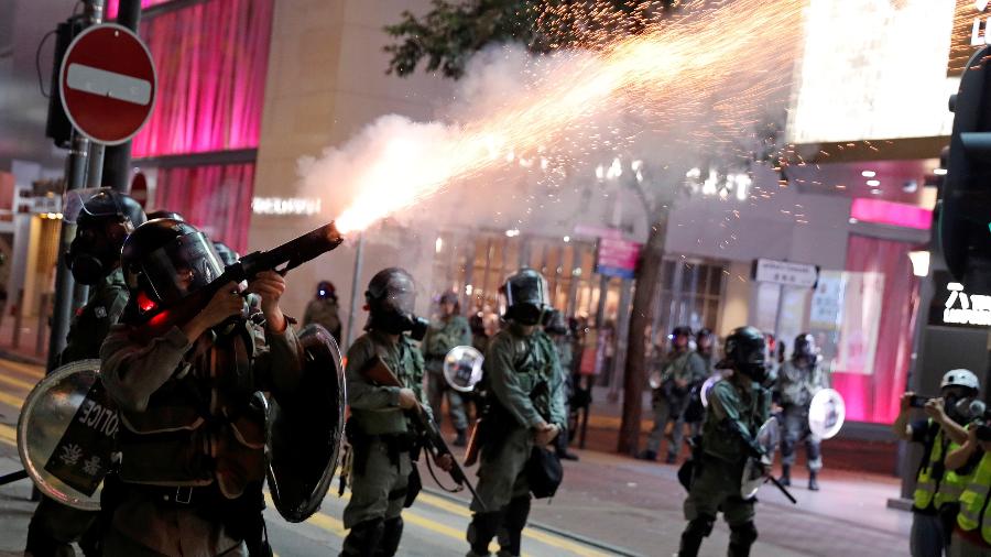 Policiais atiram bombas de gás lacrimogêneo contra manifestantes em Hong Kong, na China, durante protesto neste domingo - Amr Abdallah Dalsh/Reuters