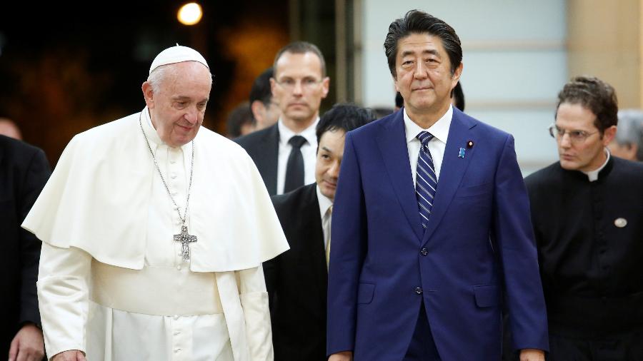 O papa Francisco ao lado do primeiro-ministro japonês Shinzo Abe - Remo Casilli/Reuters