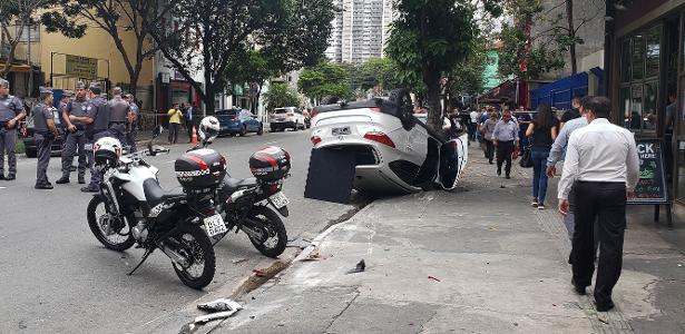 Perseguição e acidente em SP | PM detém dois suspeitos de roubo a residência após carro capotar; veja