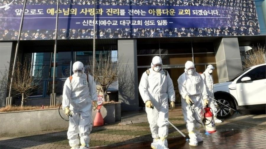 Mais de 150 membros da seita cristã, a "Igreja de Jesus Shincheonji", com sede na cidade de Daegu, estão infectados - AFP/Getty Images
