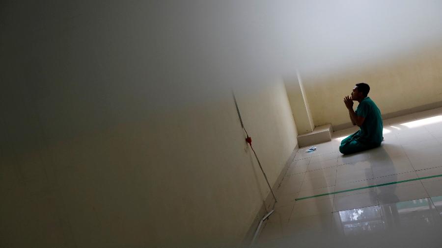 Um profissional de saúde reza em uma sala vazia perto da unidade de emergência do Hospital Persahabatan, enquanto a disseminação da doença por coronavírus (COVID-19) continua, em Jacarta, na Indonésia - WILLY KURNIAWAN/REUTERS