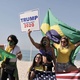 31.mai.2020 - Apoiadores do presidente Jair Bolsonaro também fazem manifestação a favor do presidente dos Estados Unidos, Donald Trump, em ato em Copacabana, no Rio - Saulo Angelo/Estadão Conteúdo