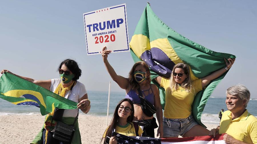 31.mai.2020 - Apoiadores do presidente Jair Bolsonaro também fazem manifestação a favor do presidente dos Estados Unidos, Donald Trump, em ato em Copacabana, no Rio - Saulo Angelo/Estadão Conteúdo