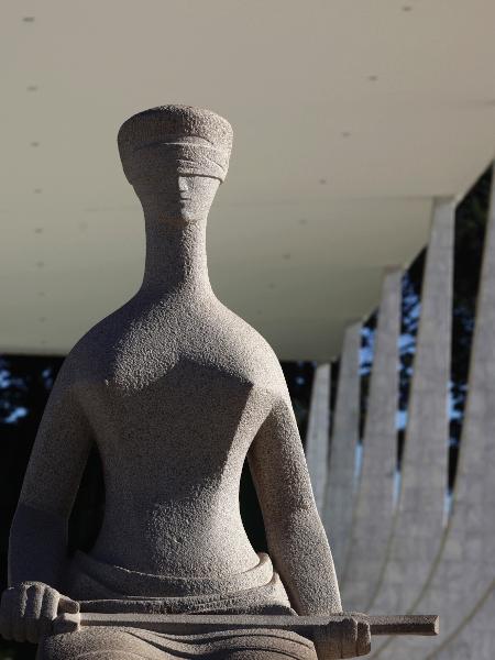 Estátua da Justiça do lado de fora do prédio do Supremo Tribunal Federal em Brasília - 