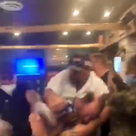 Clientes de um restaurante no Arkansas (EUA) se agrediram numa briga provocada pelo distanciamento social  - Reprodução/Twitter