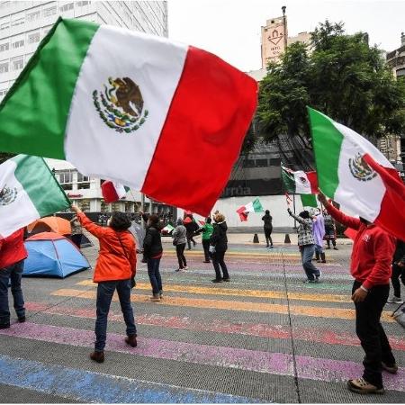 20.set.2020 - Manifestantes protestar contra o presidente mexicano Andrés Obrador - Pedro Pardo/AFP