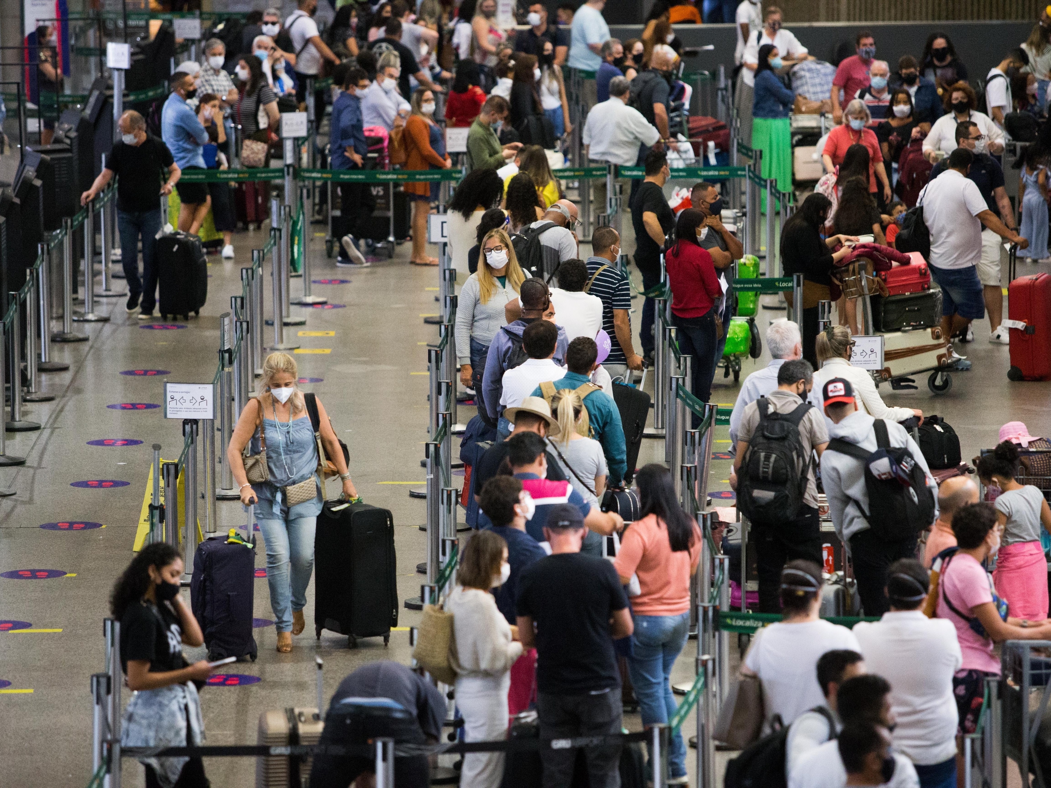 Passageiros enchem aeroportos e rodoviária de SP para festas de fim de ano