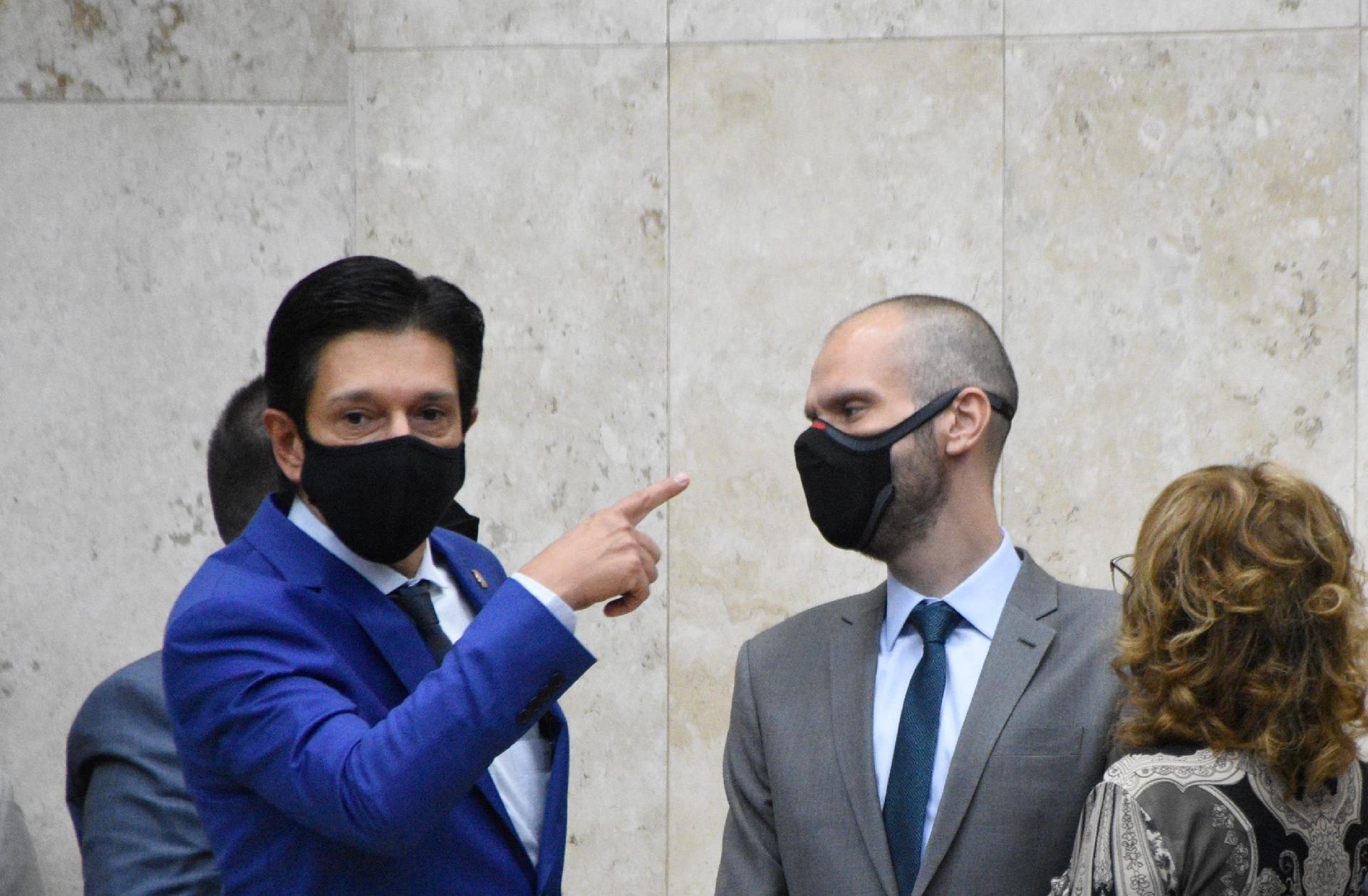 1º.jan.2021 - O prefeito eleito de São Paulo, Bruno Covas (PSDB), toma posse do cargo na Câmara de Vereadores ao lado do vice, Ricardo Nunes (MDB) - RONALDO SILVA/FUTURA PRESS/ESTADÃO CONTEÚDO