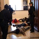 06 jan. 2021 - Manifestantes favoráveis ao presidente dos Estados Unidos, Donald Trump, são contidos por policiais ao invadirem Congresso - Drew Angerer/Getty Images