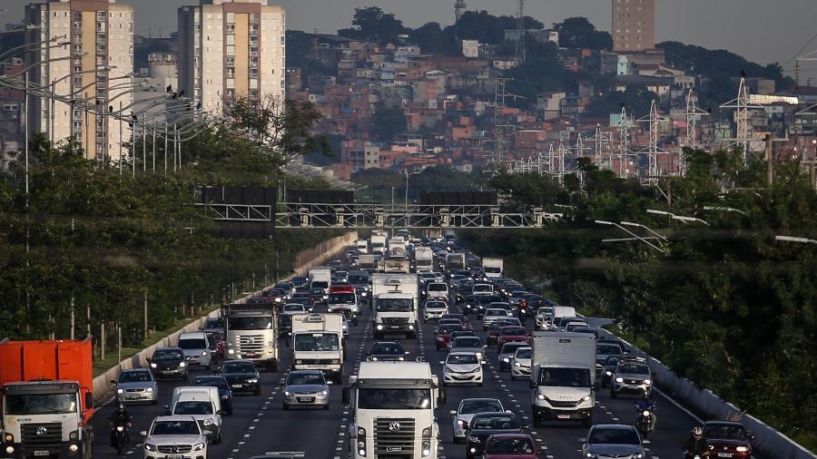 Movimentação de veículos na Marginal Pinheiros, em São Paulo