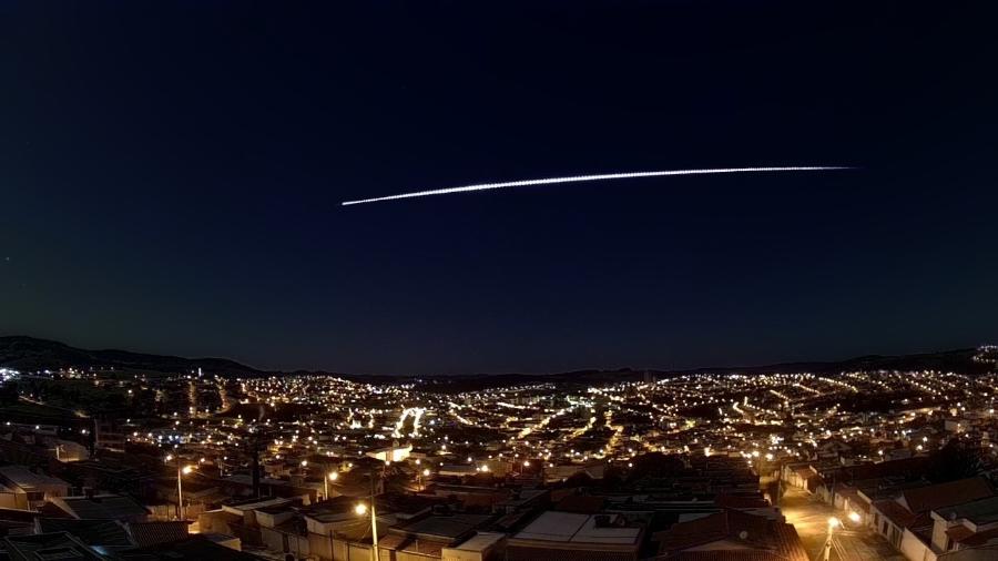 Foto Uma pessoa correndo em uma estrada com um fundo do céu