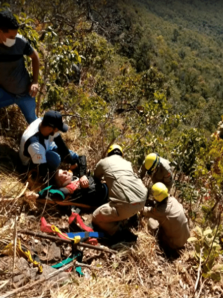 Duas equipes do Corpo de Bombeiros resgataram Sérgio, que foi transportado serra acima com técnicas de rápel - Reprodução/TV Anhanguera