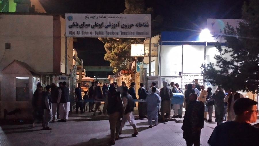25.mai.2022 - Parentes de vítimas de explosões de bombas se reúnem do lado de fora de um hospital em Mazar-i-Sharif. Quatro bombas destruíram microônibus e uma mesquita no Afeganistão. - AFP