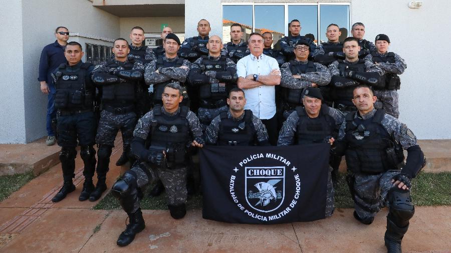 Bolsonaro com integrantes do Batalhão de Polícia Militar de Choque em Campo Grande (MS) - 30.jun.2022 - Clauber Cleber Caetano/PR