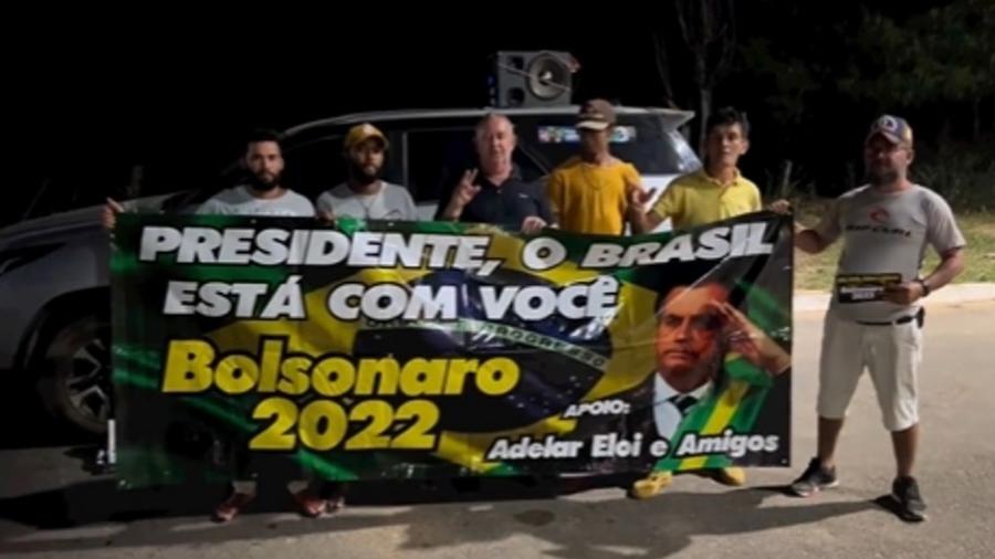 Empresário Adelar Eloi Lutz, no centro, com banner de apoio a Bolsonaro; ruralista disse em áudio ter exigido de funcionários que votassem no atual presidente no 1º turno das eleições - Reprodução/Facebook
