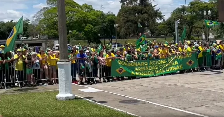 Manifestantes em frente à Aman seguram faixa onde se lê: 'Bolsonaro acione as Forças Armadas contra a fraude nas urnas' - Reprodução - Reprodução