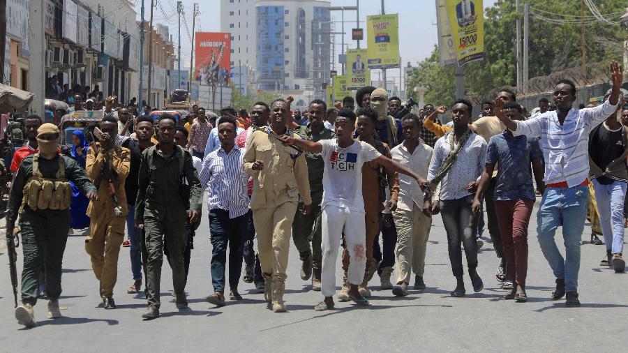 Manifestantes somali protestam nas ruas de Mogadishu (Somália) depois da morte de um policial - Feisal Omar/Reuters