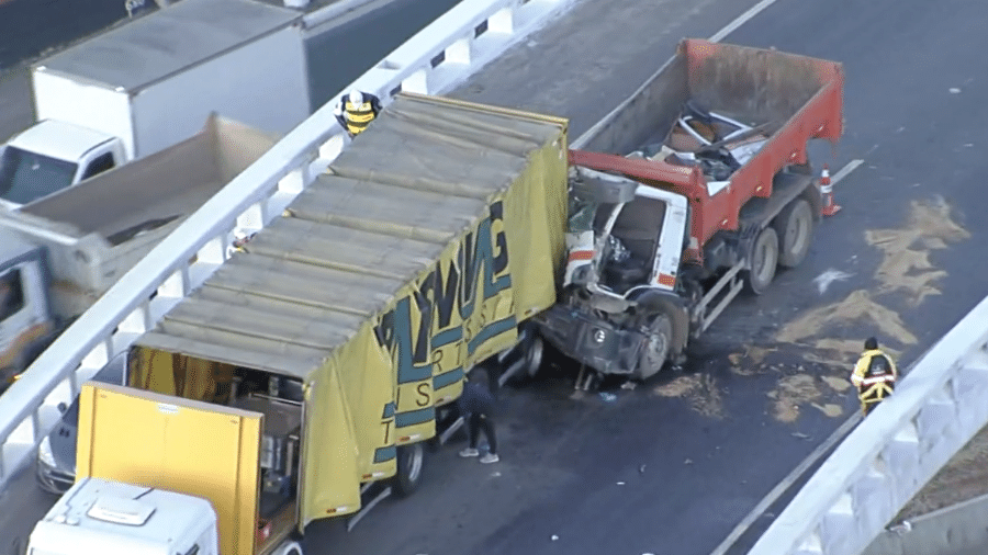 Acidente entre dois caminhões na Marginal Tietê deixa 1 morto e 2 feridos