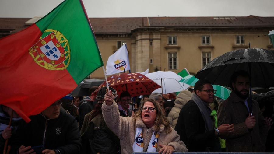 Apoiadores do partido da extrema direta Chega durante comício em Lisboa