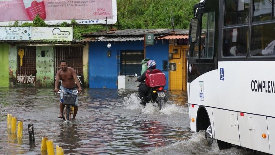 Pontos de alagamento foram registrados na zona oeste do Recife após fortes chuvas que atingiram Pernambuco na quinta-feira (4)