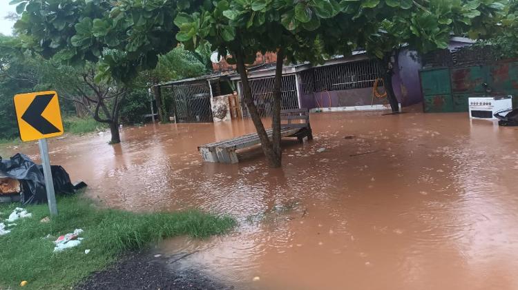 Cheia do Guaíba desalojou famílias na Ilha do Pavão, em Porto Alegre