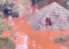 Veja vídeo de família resgatada pelo telhado de casa no RS - Reprodução/Brigada Militar do RS