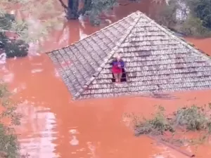 Veja vídeo de família resgatada pelo telhado de casa no RS