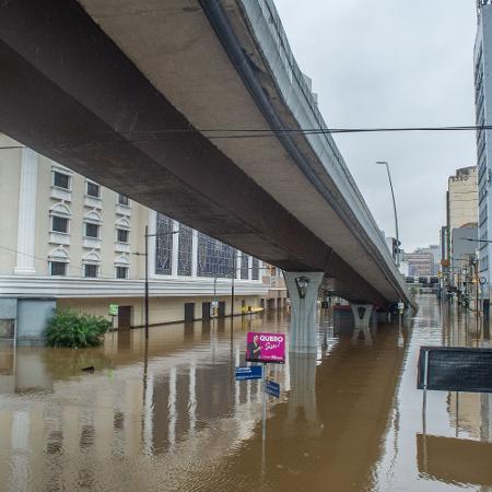 Ruas de Porto Alegre continuam alagados e parte da cidade não é abastecida com água