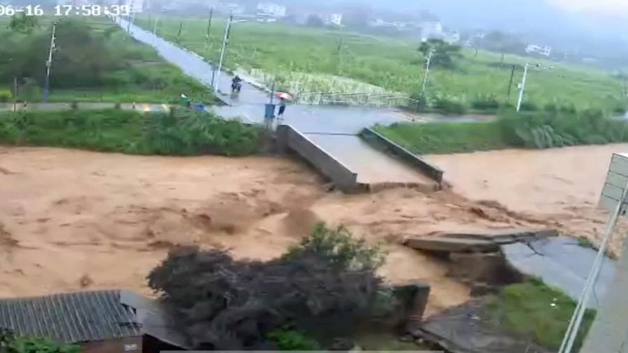 Ponte desabada após fortes chuvas e inundações na cidade de Dongshi, cidade de Meizhou, província de Guangdong, China, em 16 de junho de 2024
