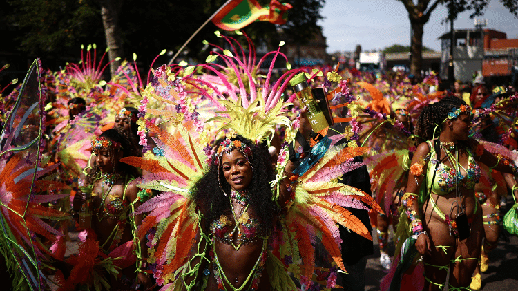 26.ago.2024 - Artistas fantasiados participam do desfile principal do Carnaval de Notting Hill, em Londres