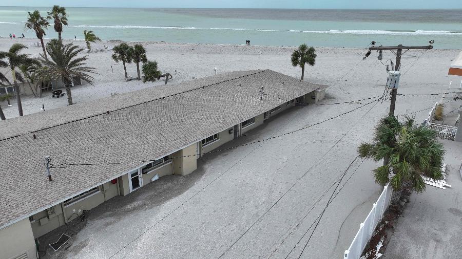 Areia da praia fica quase próximo ao teto de edificação após passagem do furacão Milton, na área de Siesta Key, na Flórida (EUA) - Joe Raedle/Getty Images North America/Getty Images via AFP