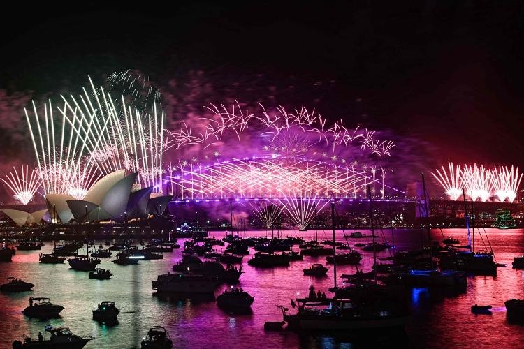 Opera House, ponto turístico de Sydney, na Austrália, ficou iluminado pelos fogos de artifício 