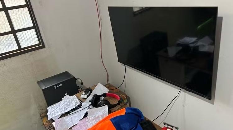 Polícia realizou buscas e apreensões na casa do menor suspeito de participação no grupo criminoso Polícia realizou buscas e apreensões na casa do menor suspeito de participação no grupo criminoso