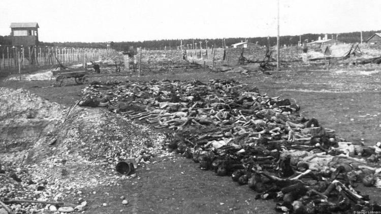 Foto tirada por George Leitmann em 1945 no campo de concentração de Kaufering após a libertação: milhares de judeus da Europa Oriental foram torturados e assassinados aqui Foto tirada por George Leitmann em 1945 no campo de concentração de Kaufering após a libertação: milhares de judeus da Europa Oriental foram torturados e assassinados aqui