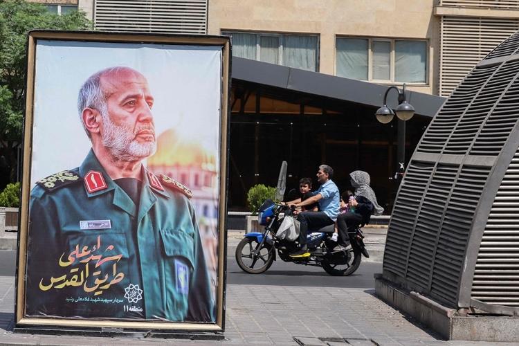 Foto de Gholam Ali Rashid é vista em praça de Teerã Foto de Gholam Ali Rashid é vista em praça de Teerã